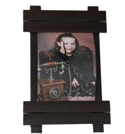 פוטוגיפט, שעון קיר עשוי מעץ בצבע חום כהה מתאים למתנה להורים, מתנה לסבים והסבתות, מתנה לבת מצוה
